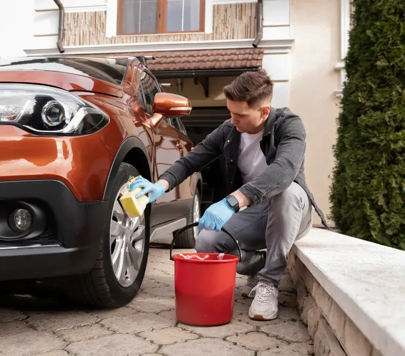 Lavage auto à domicile Claveisolles : professionnel intervenant sur un véhicule